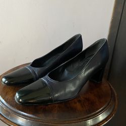 Bandolino navy and black leather pumps size 8.5.