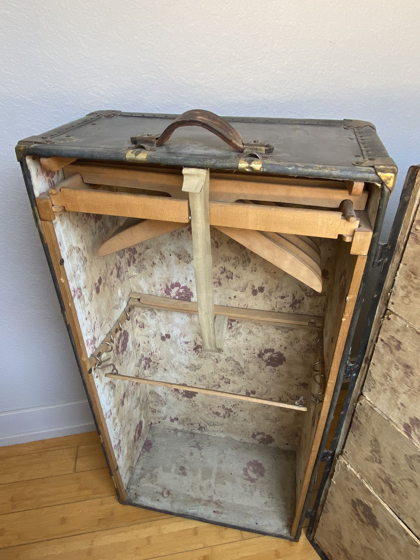 Steamer Trunk The Wheary Wardrobe for Sale in Seattle, WA - OfferUp