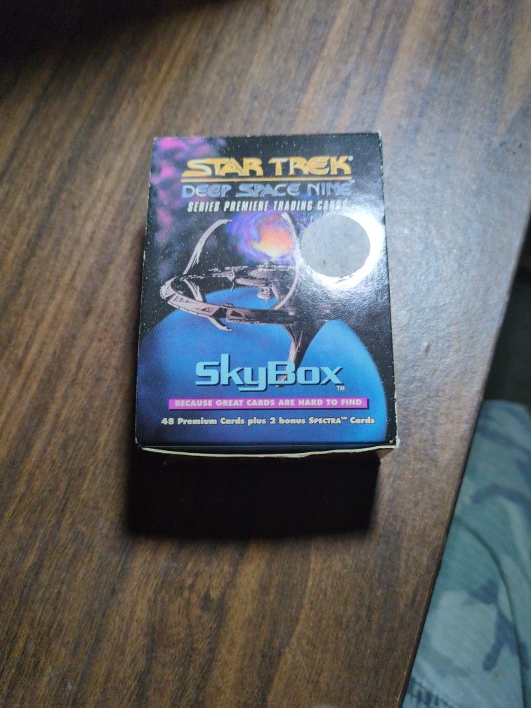 STAR TREK TRADING CARDS.