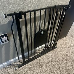 COMOMY 29.5-48.4" Baby Gate with Adjustable Cat Door
