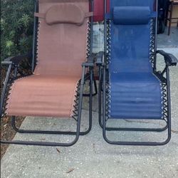 2 lounge beach chairs