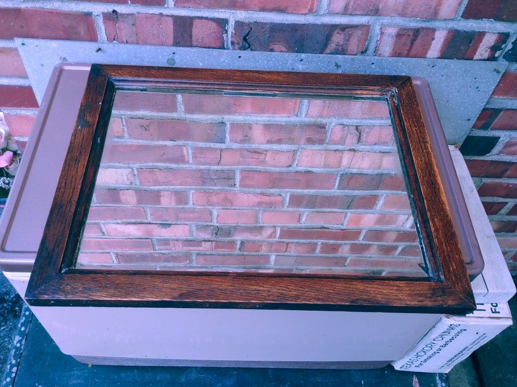 ANTIQUE MISSION STYLE 1918 WALL MIRROR 18" BY 14" SOLID OAK FRAME, GLASS DATED ON REVERSE, HAS A FEW SMALL CHIPS. CHICAGO MIRROR CO.