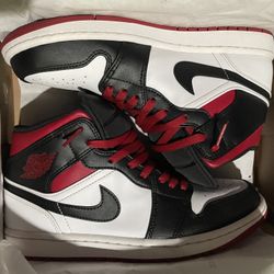 Jordan 1 Mid Gym Red Black Toe