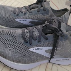 Brooks  Levitate 4 Size 8 Women 