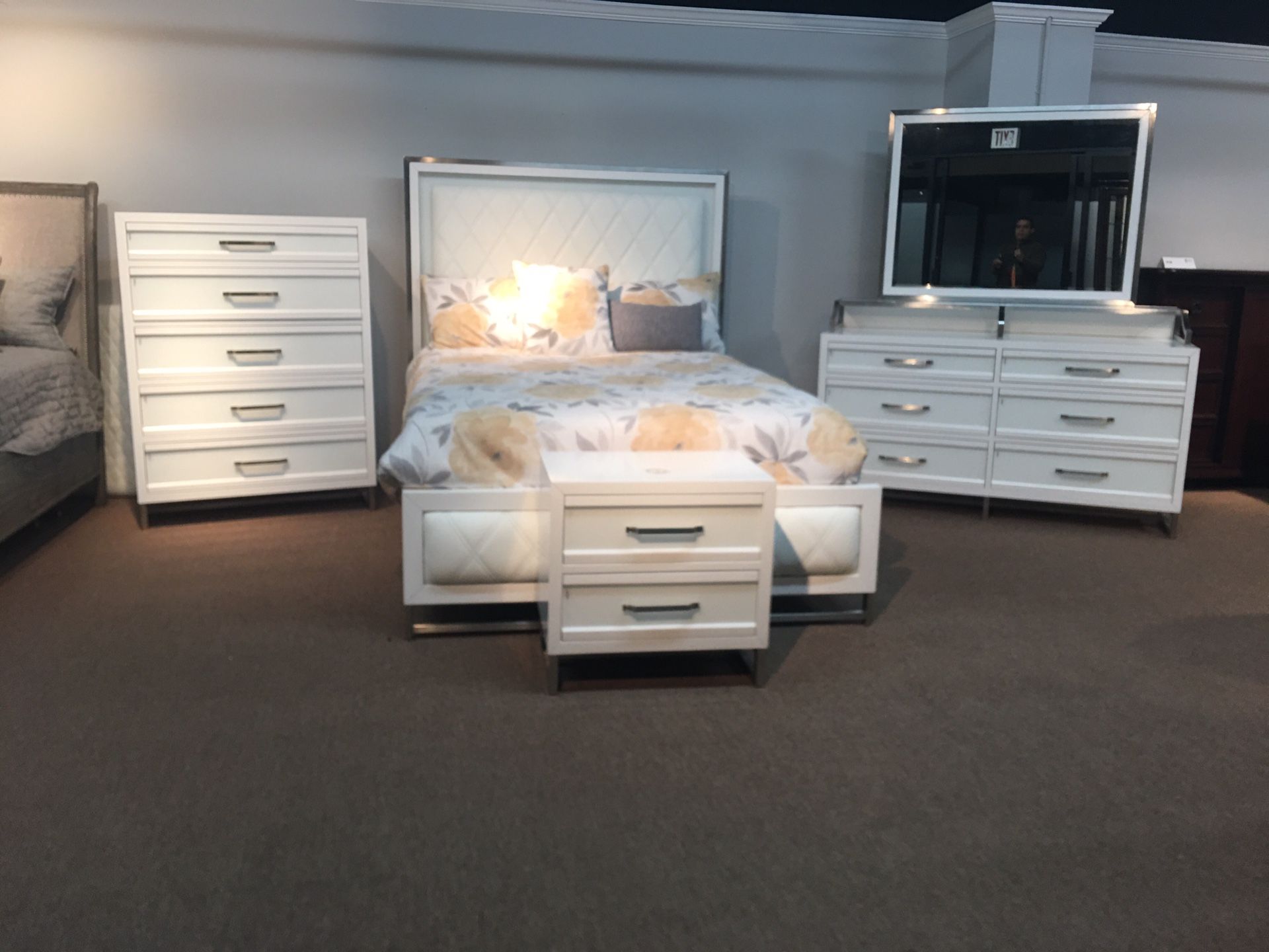 New floor showroom sample, Queen size bedroom set manufactured by Avalon furnitures