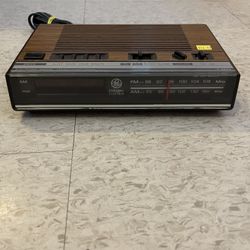 General Electric vintage Wood Clock Radio AM/FM (7-4224B)