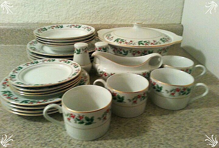 Brand new Gibson "holly" holiday China dinnerware service for 4.