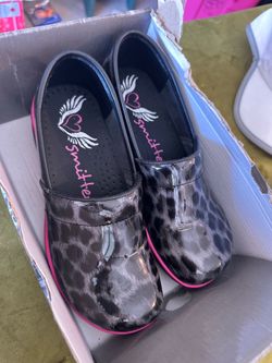 These are Smitten Women's Lightweight Nursing Clogs in a leopard print pattern with pink accents