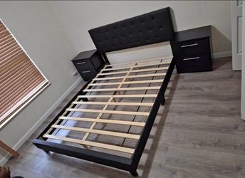 Queen bed and 2 Nightstands - Cama queen y 2 Mesitas de noche