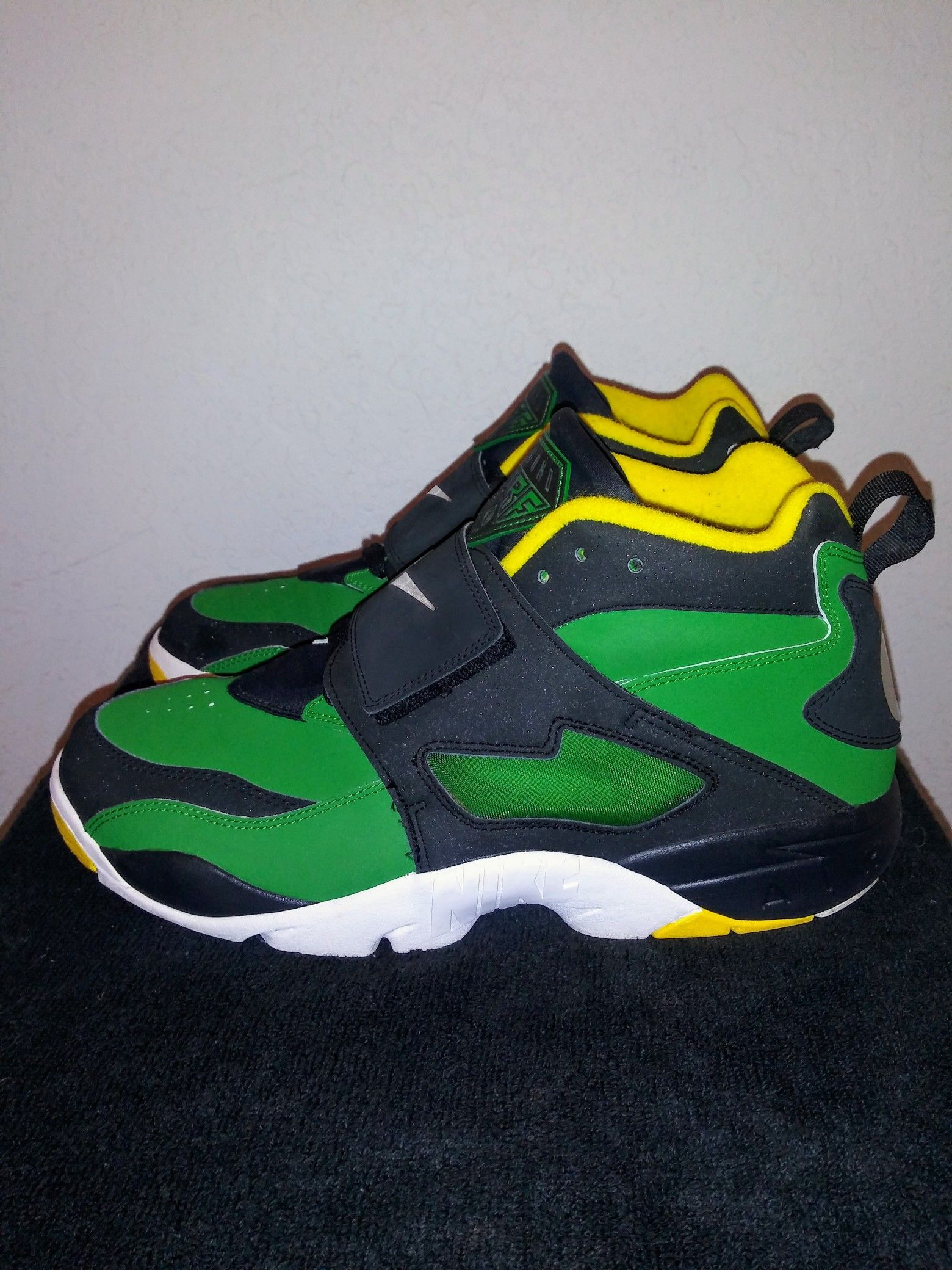 NIKE DIAMOND TURF ( SIZE 12 MENS )