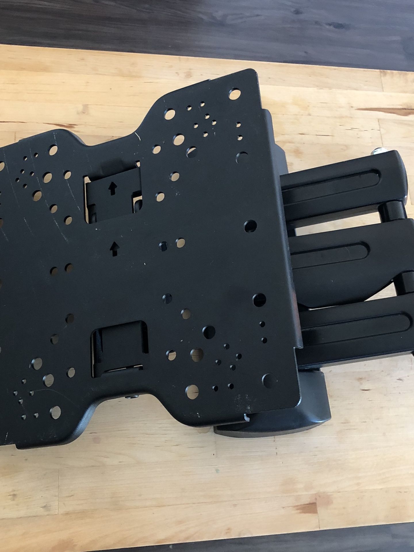FULL MOTION ARTICULATING WALL MOUNT FOR TV