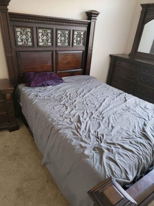 Queen Bedroom Set