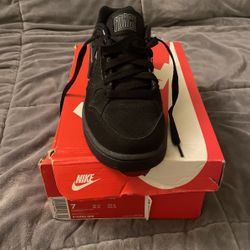 Nike Women’s son of force size 7 brand new In Box