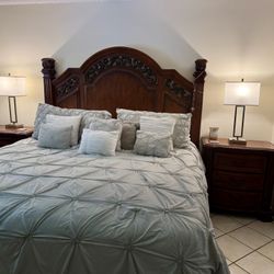 Beautiful Bedroom Set. King Size Solid Wood ! 