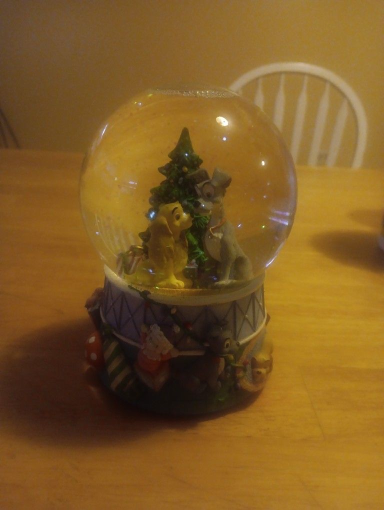 Disney Lady And Tramp Snowglobe