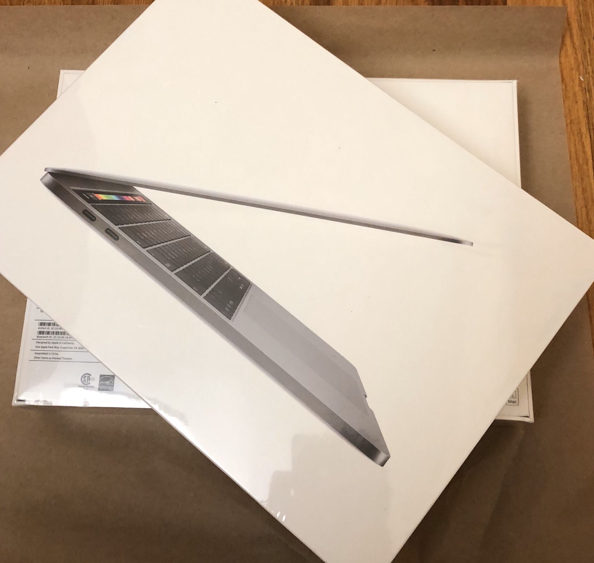 Brandnew MacBook Pro 13” Touch Bar(mid 2019)