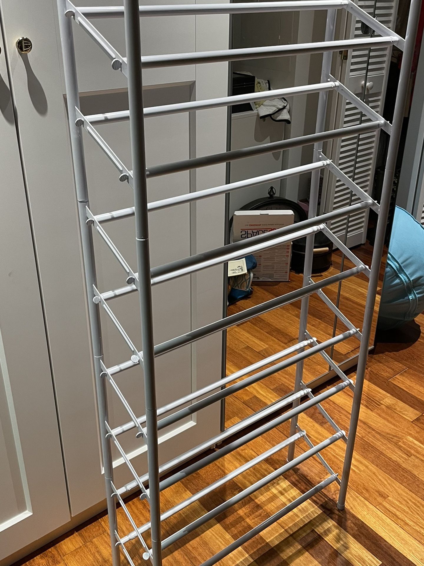 Expandable and Stackable Shoe Rack