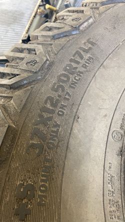 37x12.5x17 1 good used tire