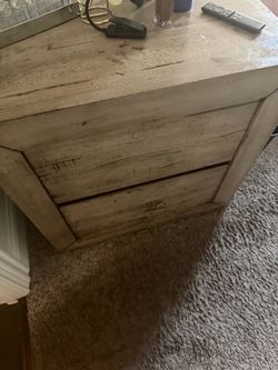 2 night stands and 2 lamps