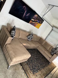 * Like New * Ashley Furniture 3pc Modular sectional sofa ( Free Delivery )