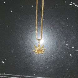 (NEW) 18K Gold Plated Franco Chain W/ Weed Leaf Pendant