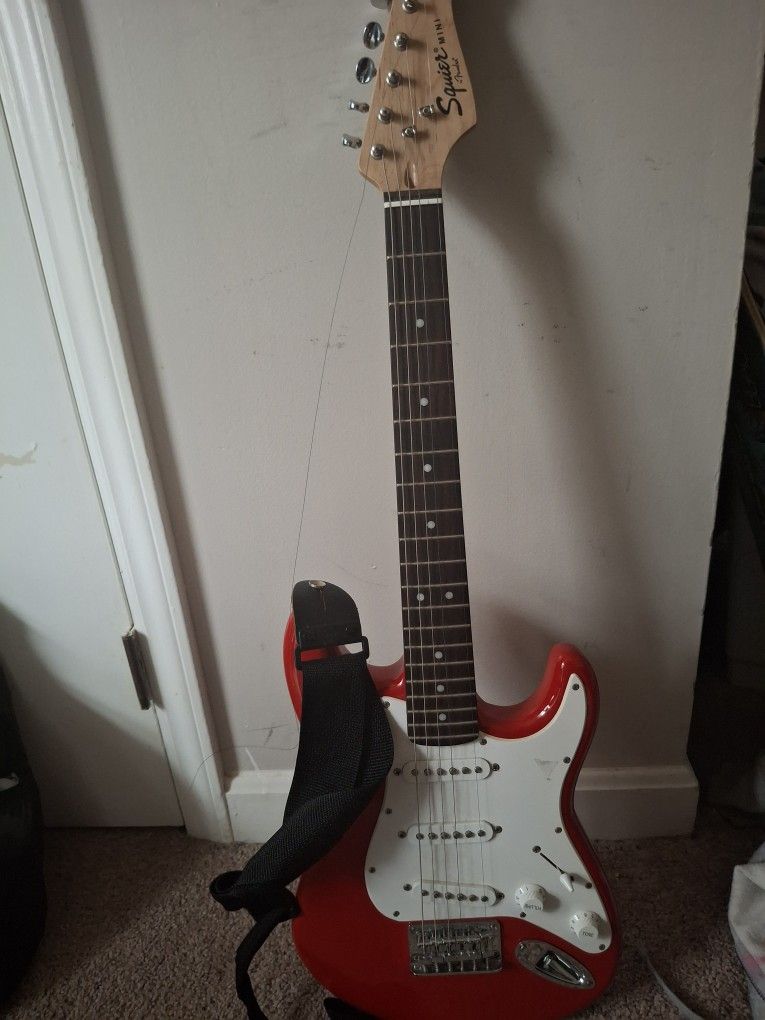 Electric Gutiar (1 Broken String) With Amp And Gutiar Case