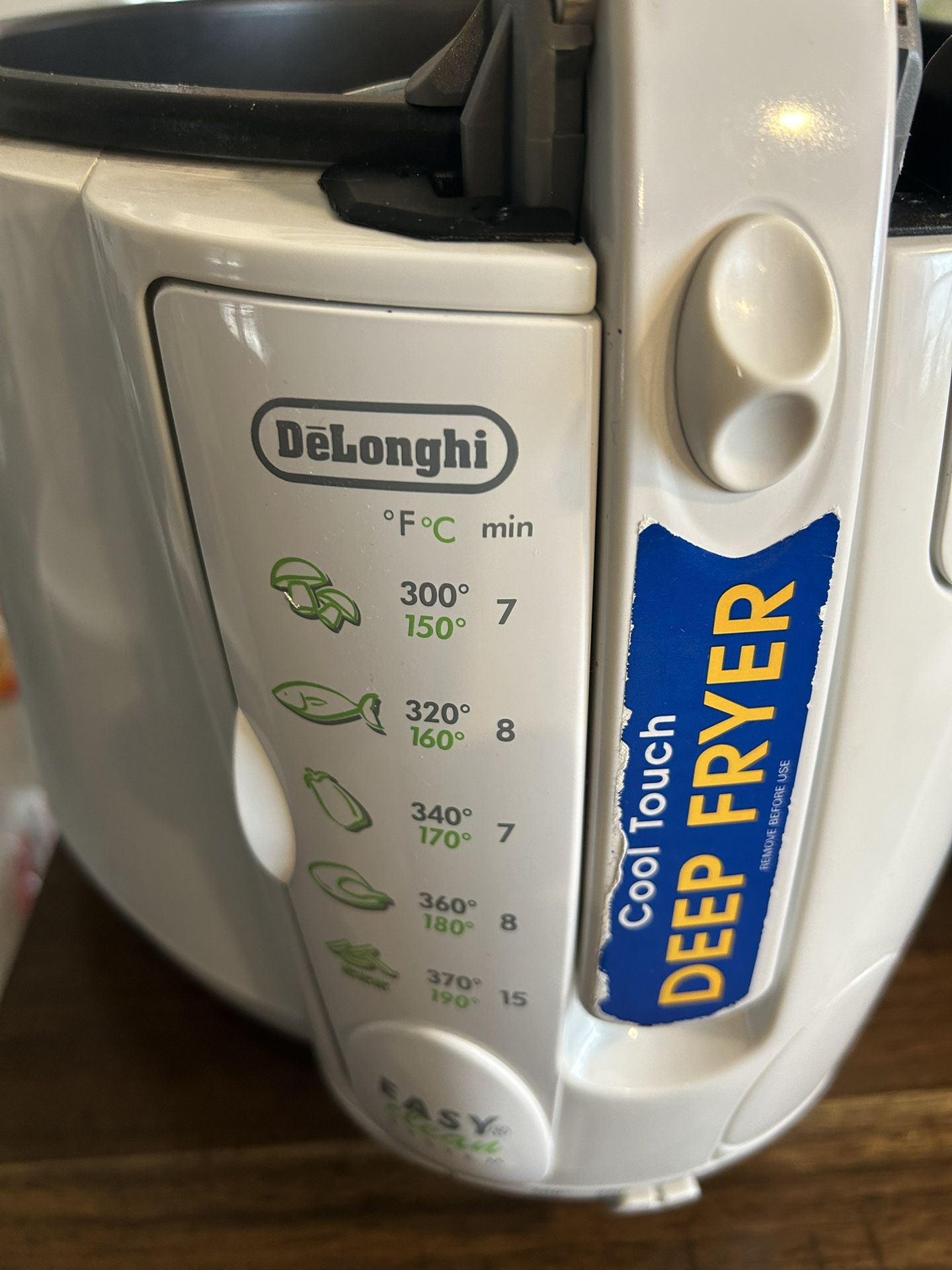 DeLonghi D677UX 2-1/5-Pound-Capacity Deep Fryer for Sale in Clear Brook, VA  - OfferUp