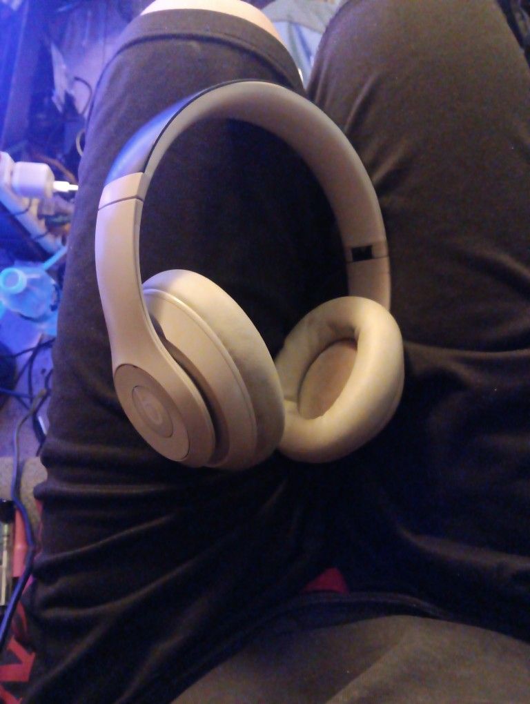 Beats Studio Pro Wireless Over-ear Bluetooth Headphones