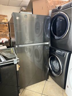33” w Samsung refrigerator black stainless feel