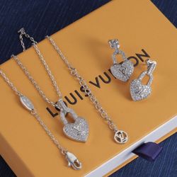 New Set 18k Stainless Steel Silver Comes With Necklaces And Earrings No Box Only Logo Dust Bag 