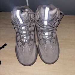 Size 8 Yeezy dsrt boot season 7 cinder