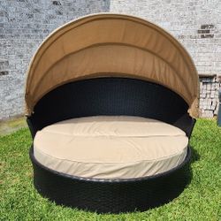 Outdoor 2-piece lounge.
