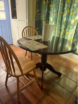 Table with 2 chairs