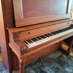 Piano，all wood make，free pick up，nice sound. 