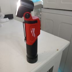 Milwaukee Pivoting Flashlight