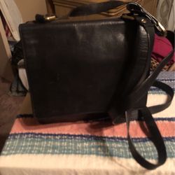 ARTISAN  NY  Women’s Leather Purse 