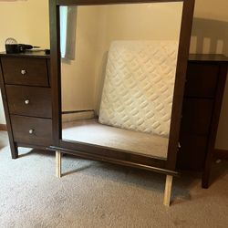Bedroom /Dresser /Mirror