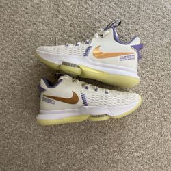 Nike Mens Lebrons Witness 5 White/bronze Size 9