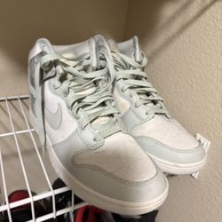 NIKE DUNKS SIZE 11
