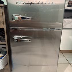 Frigidaire Retro Mini Fridge Silver 