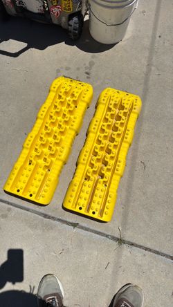 Off-road traction boards