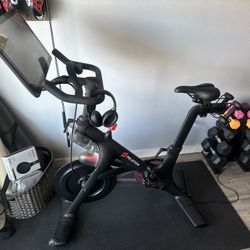 Like - New Peloton Bike (Excellent Condition)