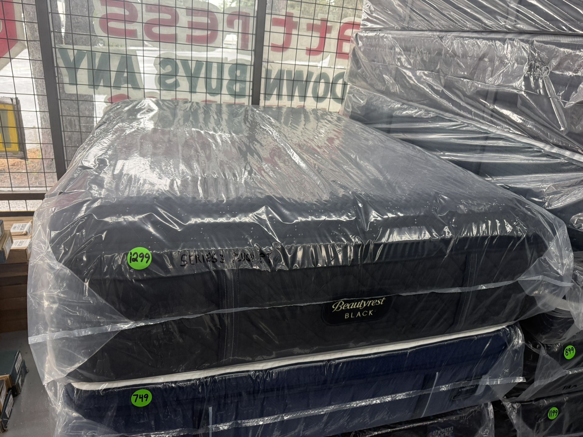 QUEEN SIZE SIMMONS BEAUTYREST BLACK SERIES 3 (PLUSH) PILLOW TOP MATTRESS & BOX SPRING BED SET