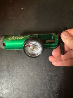 Oxygen tank regulator