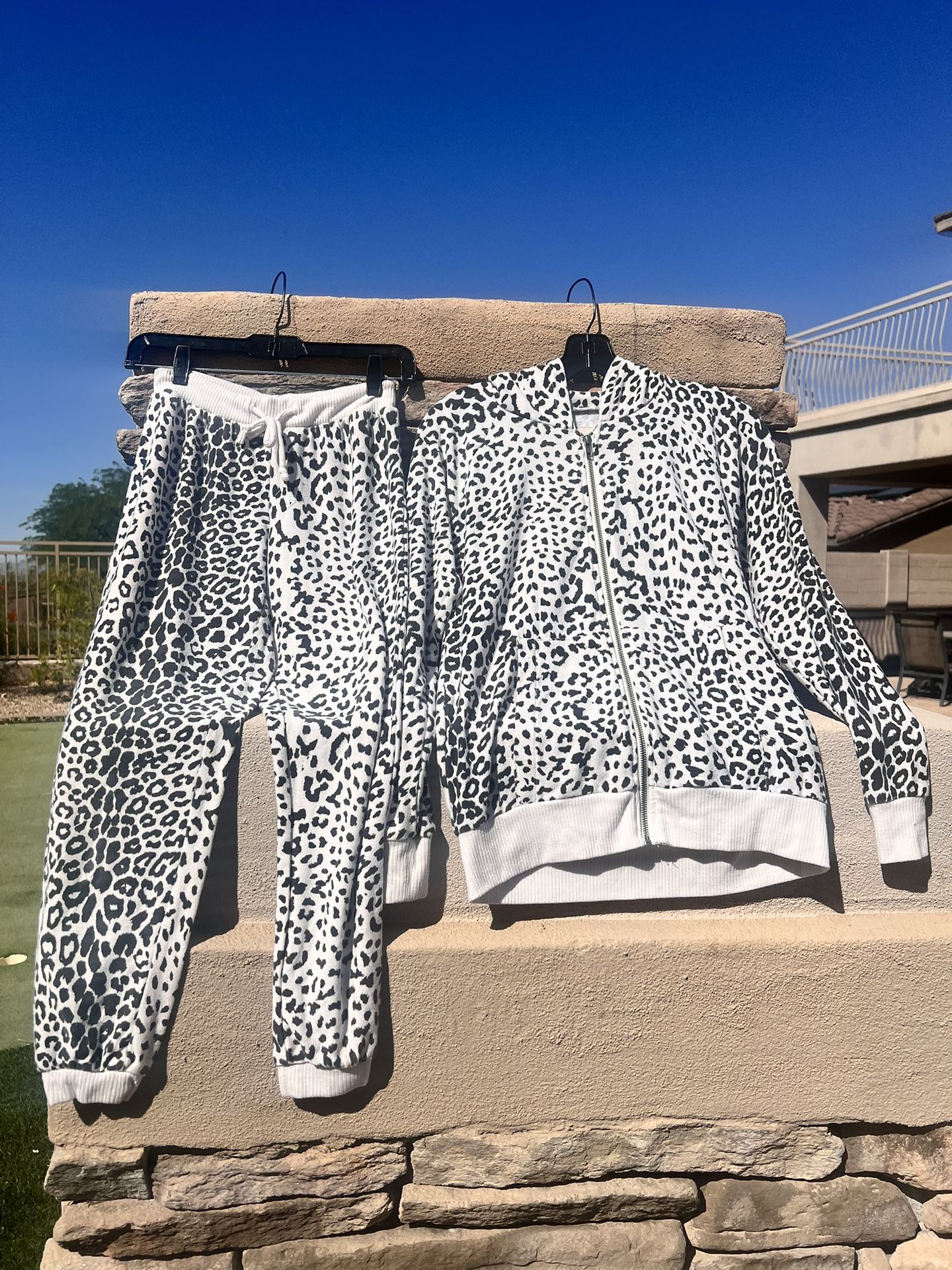 Leopard hoodie and jogger pant set women’s size small by Cha Sor Measurements: hoodie, 25” length and 25” across chest, armpit to armpit. Joggers, 33