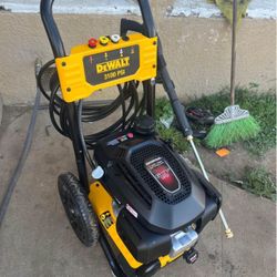 DEWALT 3100 PSI 2.4 GPM Cold Water Gas Pressure Washer w/ HONDA Engine