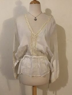 WHITE BLOUSE SIZE SMALL 