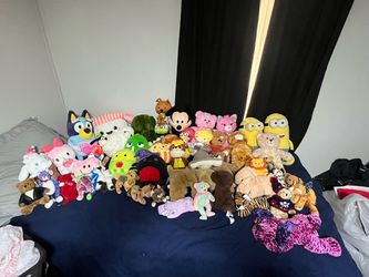 Large Lot of Stuffed Animals and Plush Toys