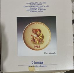 1985 Hummel Annual Plate, Girl With Chicks, by Goebel