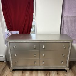 Dresser With Mirror 